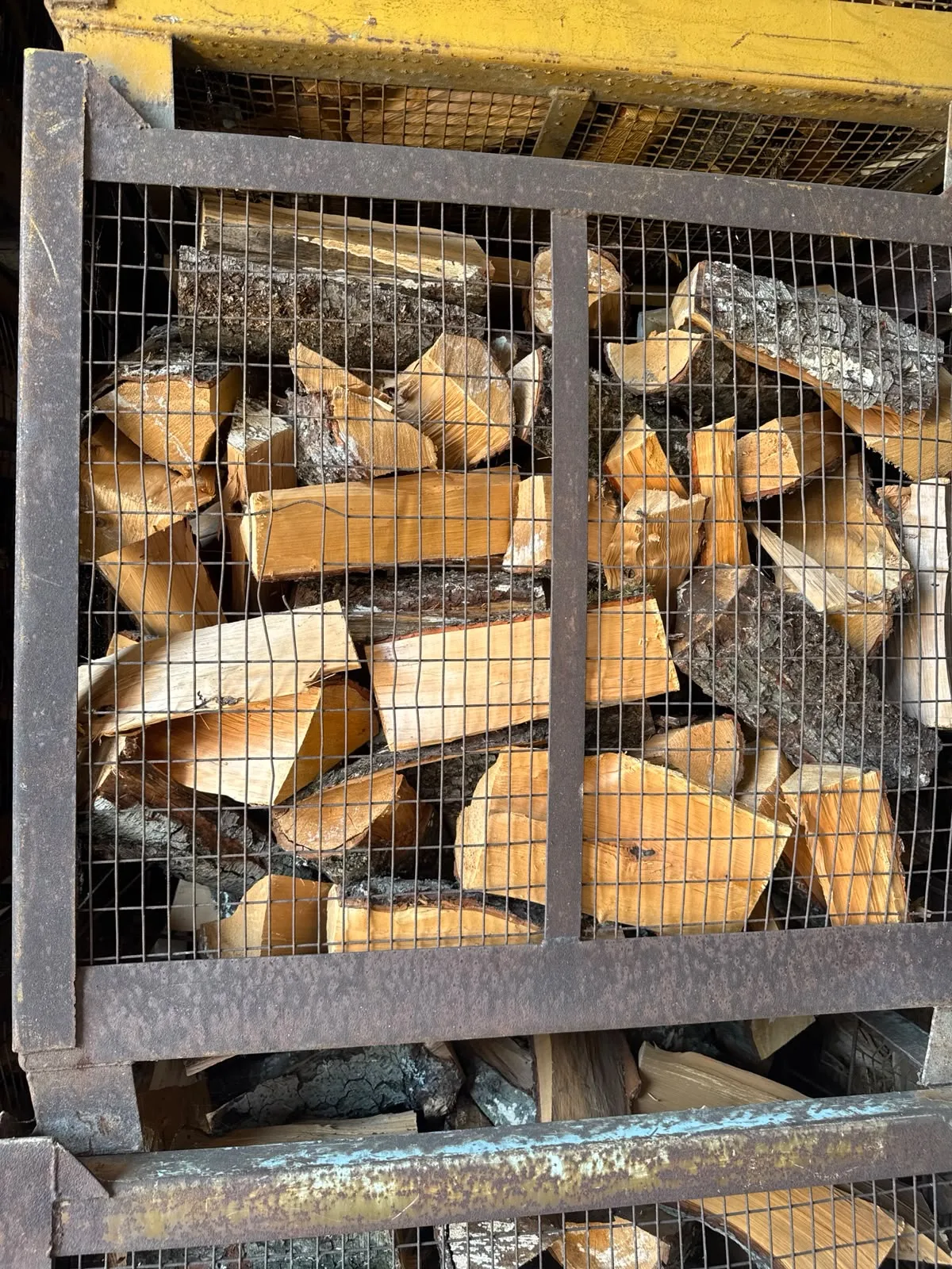 Erle als Scheitholz in der Gitterbox