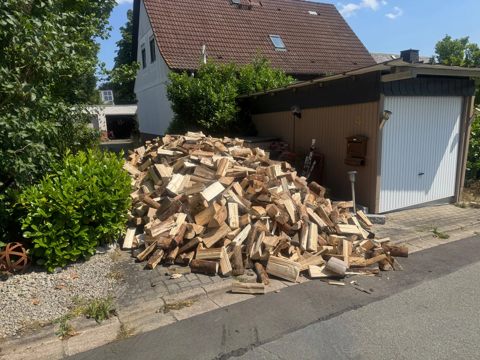 Das Holz, nachdem es abgekippt wurde