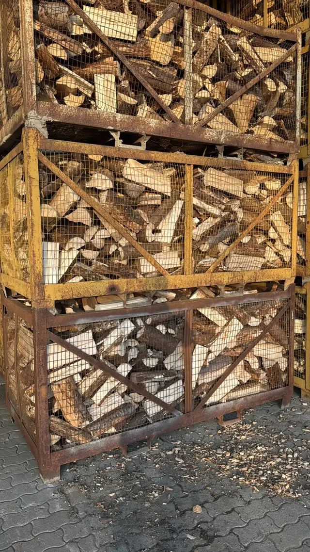 Gestapelte Gitterboxen im Abendlicht