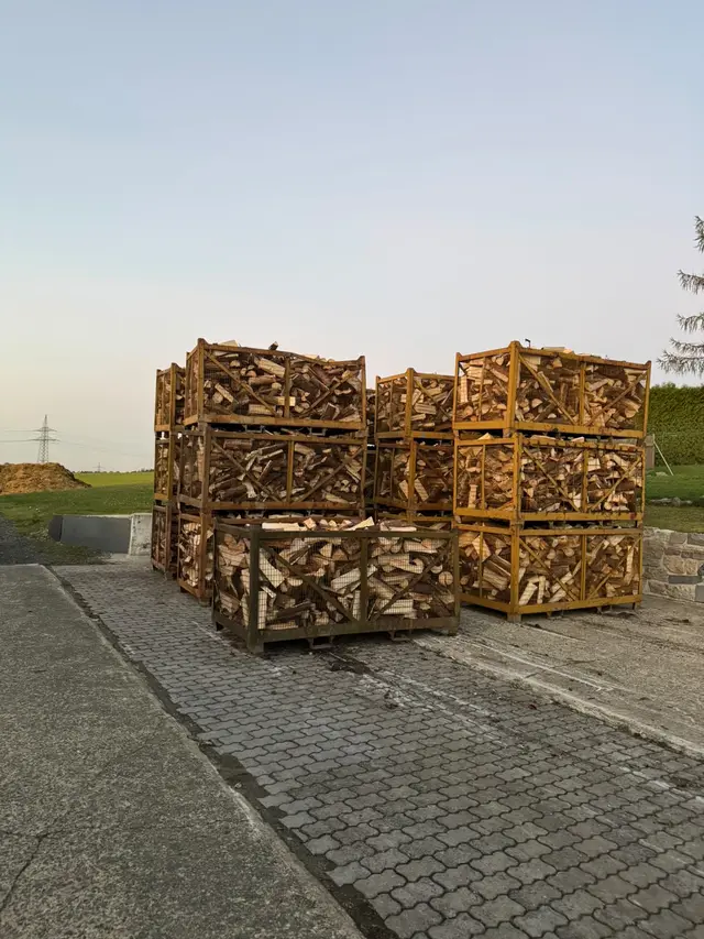 Gitterboxen im Freien vor dem Abendrot