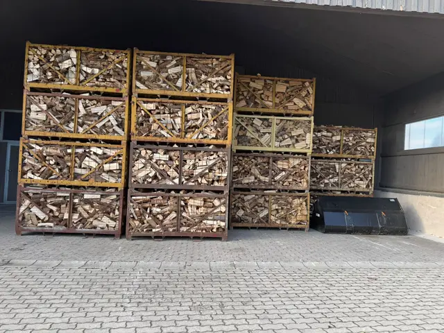 Wand aus Gitterboxen vor der dunklen Halle