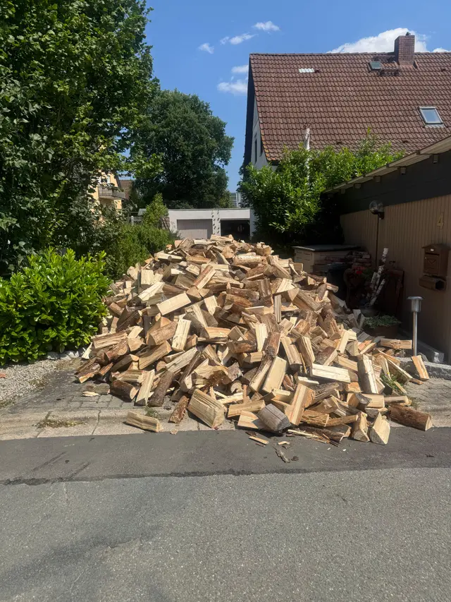 Aufgeschütteter Scheitholzhaufen aus der Nähe